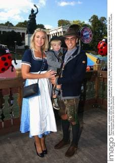 FC Bayern München auf dem Oktoberfest, Wiesn, Käfers Wiesn Schänke, Theresienwiese, Saison 2015 2016, Herren, Deutschland, 30.09.2015 v.l. Familie von Philipp Lahm, FC Bayern München, Julian Lahm; Claudia Lahm; Philipp Lahm