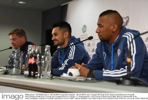 06.10.2015, xblx, Fussball EM Quali 2016, Deutschland Deutsche Fussball Nationalmannschaft DFB Training und Pressekonferenz Training, v.l. Pressesprecher Jens Grittner (Deutsche Fussball Nationalmannschaft DFB), Ilkay Guendogan (Deutsche Fussball Nationalmannschaft DFB), Jerome Boateng (Deutsche Fussball Nationalmannschaft DFB)