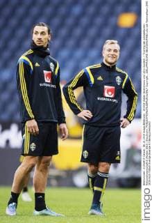 151006 Zlatan Ibrahimovic und John Guidetti - Training der schwedischen Nationalmannschaft 6 oktober 2015 i Stockholm.  Copyright: JOELxMARKLUND BB151006JM002
