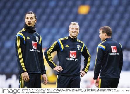 151006 Zlatan Ibrahimovic und John Guidetti - Training der schwedischen Nationalmannschaft 6 oktober 2015 i Stockholm.  Copyright: JOELxMARKLUND BB151006JM003