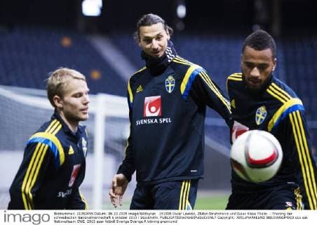 151006 Oscar Lewicki, Zlatan Ibrahimovic und Isaac Kiese Thelin - Training der schwedischen Nationalmannschaft 6 oktober 2015 i Stockholm.  Copyright: JOELxMARKLUND BB151006JM023