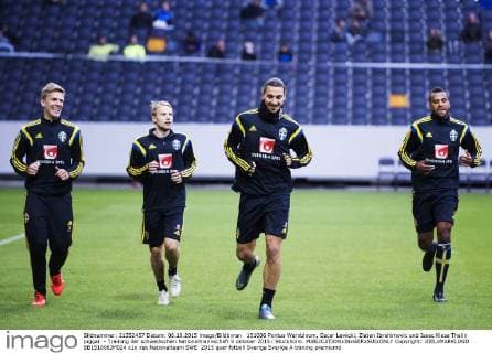 151006 Pontus Wernbloom, Oscar Lewicki, Zlatan Ibrahimovic und Isaac Kiese Thelin joggar - Training der schwedischen Nationalmannschaft 6 oktober 2015 i Stockholm.  Copyright: JOELxMARKLUND BB151006JM024