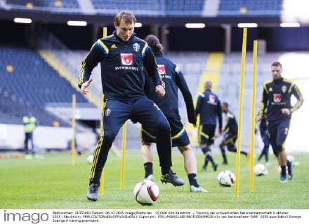 151006 Kim Källström - Training der schwedischen Nationalmannschaft 6 oktober 2015 i Stockholm.  Copyright: JOELxMARKLUND BB151006JM028