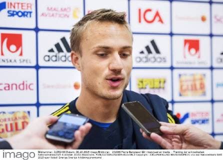 151006 Pierre Bengtsson blir intervjuad av media - Training der schwedischen Nationalmannschaft 6 oktober 2015 i Stockholm.  Copyright: JOELxMARKLUND BB151006JM031