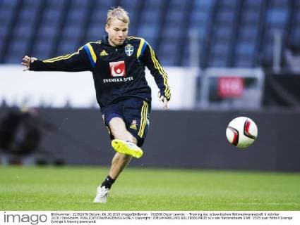 151006 Oscar Lewicki - Training der schwedischen Nationalmannschaft 6 oktober 2015 i Stockholm.  Copyright: JOELxMARKLUND BB151006JM035