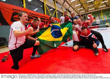 06.10.2015, Sportschule der Bundeswehr, Warendorf Sitzvolleyball, Europameisterschaft, Vorrunde, Deutschland vs. Russland Jubel Deutschland nach Sieg mit Brasilien Flagge