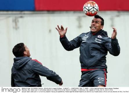 (151007) -- SANTIAGO, Oct. 7, 2015 -- Chile national soccer team player Esteban Paredes (R), takes part in a training session at Juan Pinto Duran Sports Complex, in Santiago city, capital of Chile, Oct. 6, 2015. Chile soccer team took part in a training session facing its qualifying match against Brazil heading to World Cup Russia 2018, which will be played on Oct. 8 at the Santiago National Stadium. ANFP) (SP)CHILE-SANTIAGO-SOCCER-TRAINING e JORGExVILLEGAS 