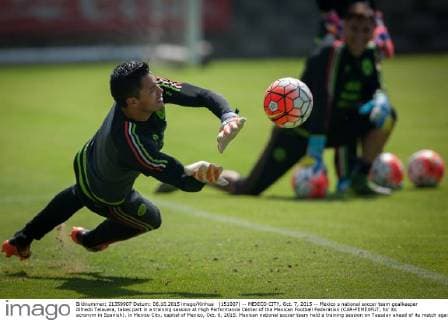 (151007) -- MEXICO CITY, Oct. 7, 2015 -- Mexico s national soccer team goalkeeper Alfredo Talavera, takes part in a training session at High Performance Center of the Mexican Football Federation (CAR-FEMEXFUT, for its acronym in Spanish), in Mexico City, capital of Mexico, Oct. 6, 2015. Mexican national soccer team held a training session on Tuesday ahead of its match against the United States national soccer team for a spot in the Confederations Cup Russia 2017, to be played on Oct. 10 at Rose Bowl stadium in California. Pedro Mera) (SP)MEXICO-MEXICO CITY-SOCCER-TRAINING e PedroxMera 