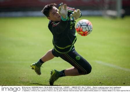 (151007) -- MEXICO CITY, Oct. 7, 2015 -- Mexico s national soccer team goalkeeper Moises Munoz, takes part in a training session at High Performance Center of the Mexican Football Federation (CAR-FEMEXFUT, for its acronym in Spanish), in Mexico City, capital of Mexico, Oct. 6, 2015. Mexican national soccer team held a training session on Tuesday ahead of its match against the United States national soccer team for a spot in the Confederations Cup Russia 2017, to be played on Oct. 10 at Rose Bowl stadium in California. Pedro Mera) (SP)MEXICO-MEXICO CITY-SOCCER-TRAINING e PedroxMera 