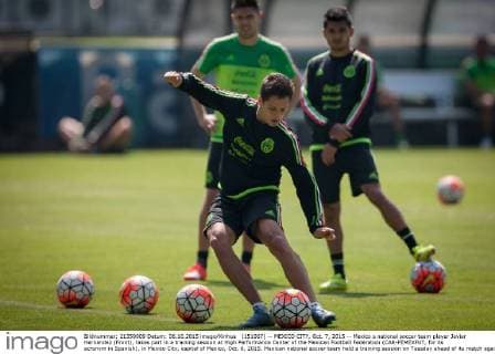(151007) -- MEXICO CITY, Oct. 7, 2015 -- Mexico s national soccer team player Javier Hernandez (Front), takes part in a training session at High Performance Center of the Mexican Football Federation (CAR-FEMEXFUT, for its acronym in Spanish), in Mexico City, capital of Mexico, Oct. 6, 2015. Mexican national soccer team held a training session on Tuesday ahead of its match against the United States national soccer team for a spot in the Confederations Cup Russia 2017, to be played on Oct. 10 at Rose Bowl stadium in California. Pedro Mera) (SP)MEXICO-MEXICO CITY-SOCCER-TRAINING e PedroxMera 