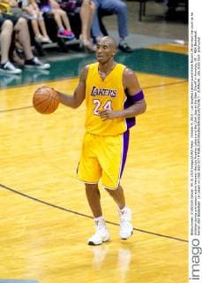 October 4, 2015 - Los Angeles Lakers guard Kobe Bryant 24 surveys the court as he dribbles during pre-season action between the Los Angeles Lakers and the Utah Jazz at the Stan Sheriff in Honolulu, HI. - NBA Basketball Herren USA Basketball: LA Lakers vs Utah Jazz OCT 4 - ZUMAc04_