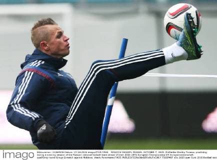 MOSCOW REGION, RUSSIA. OCTOBER 7, 2015. Midfielder Dmitry Tarasov practicing during a training session of the Russian national football team ahead of their 2016 UEFA European Championship EM Europameisterschaft qualifying round Group G match against Moldova. Vasily Ponomarev TASS  TS00F46F