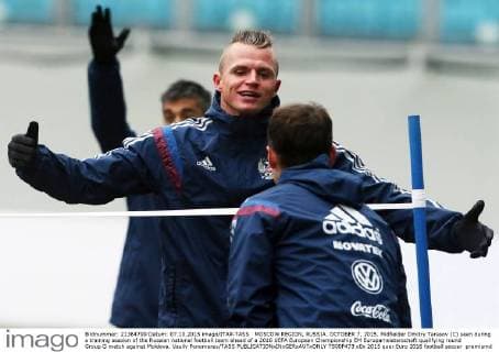 MOSCOW REGION, RUSSIA. OCTOBER 7, 2015. Midfielder Dmitry Tarasov (C) seen during a training session of the Russian national football team ahead of a 2016 UEFA European Championship EM Europameisterschaft qualifying round Group G match against Moldova. Vasily Ponomarev TASS  TS00F473