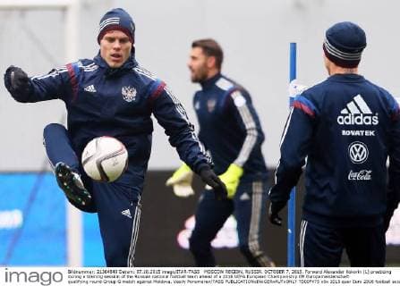 MOSCOW REGION, RUSSIA. OCTOBER 7, 2015. Forward Alexander Kokorin (L) practicing during a training session of the Russian national football team ahead of a 2016 UEFA European Championship EM Europameisterschaft qualifying round Group G match against Moldova. Vasily Ponomarev TASS  TS00F475
