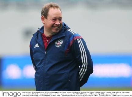 MOSCOW REGION, RUSSIA. OCTOBER 7, 2015. Leonid Slutsky, head coach of the Russian men s national football team, attends his team s training session ahead of a 2016 UEFA European Championship EM Europameisterschaft qualifying round Group G match against Moldova. Vasily Ponomarev TASS  TS00F47D