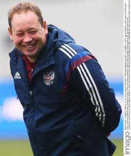 MOSCOW REGION, RUSSIA. OCTOBER 7, 2015. Leonid Slutsky, head coach of the Russian men s national football team, attends his team s training session ahead of a 2016 UEFA European Championship EM Europameisterschaft qualifying round Group G match against Moldova. Vasily Ponomarev TASS  TS00F488