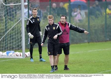 Wilmots Marc head coach of Belgian Team issues instructions to De Bruyne Kevin forward of Belgium FOOTBALL : Entrainement Equipe Belgique - Neerpede - 07 10 2015 PhotoNews Panoramic 