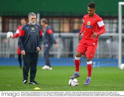 SOCCER - UEFA EURO EM Europameisterschaft Fussball 2016 quali, MNE vs AUT, preview VIENNA,AUSTRIA,07.OCT.15 - SOCCER - UEFA European Championship EM Europameisterschaft 2016, European Qualifiers, OEFB international match Länderspiel Montenegro vs Austria, preview, training team AUT. Image shows athlete coach Roger Spry and Rubin Okotie (AUT). GEPAxpictures xChristianxOrt