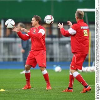 Aktuell Fußball, Training Nationalteam Österreich SOCCER - UEFA EURO EM Europameisterschaft Fussball 2016 quali, MNE vs AUT, preview VIENNA,AUSTRIA,07.OCT.15 - SOCCER - UEFA European Championship EM Europameisterschaft 2016, European Qualifiers, OEFB international match Länderspiel Montenegro vs Austria, preview, training team AUT. Image shows Stefan Schwab and Marc Janko (AUT). GEPAxpictures xChristianxOrt