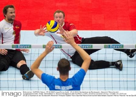 07.10.2015, Sportschule der Bundeswehr, Warendorf Sitzvolleyball, Europameisterschaft, Finale, Deutschland vs. Bosnien-Herzegowina Alex Schiffler ( 1 GER), Annahme Christoph Herzog ( 10 GER)