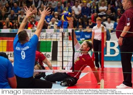 07.10.2015, Sportschule der Bundeswehr, Warendorf Sitzvolleyball, Europameisterschaft, Finale, Deutschland vs. Bosnien-Herzegowina Block Benis Kadric ( 9 BIH) - Angriff Heiko Wiesenthal ( 7 GER)