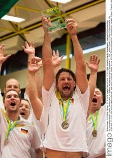 07.10.2015, Sportschule der Bundeswehr, Warendorf Sitzvolleyball, Europameisterschaft, Finale, Deutschland vs. Bosnien-Herzegowina Heiko Wiesenthal ( 7 GER) erhaelt Pokal 2. Platz Silbermedaille
