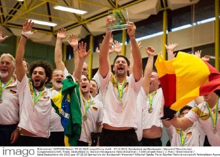 07.10.2015, Sportschule der Bundeswehr, Warendorf Sitzvolleyball, Europameisterschaft, Finale, Deutschland vs. Bosnien-Herzegowina Heiko Wiesenthal ( 7 GER) erhaelt Pokal 2. Platz Silbermedaille Jubel Deutschland