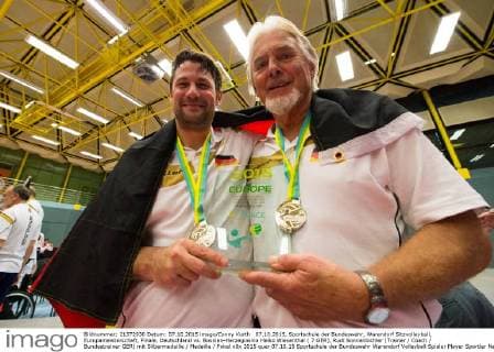 07.10.2015, Sportschule der Bundeswehr, Warendorf Sitzvolleyball, Europameisterschaft, Finale, Deutschland vs. Bosnien-Herzegowina Heiko Wiesenthal ( 7 GER), Rudi Sonnenbichler (Trainer Coach Bundestrainer GER) mit Silbermedaille Medaille Pokal