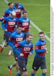 Aktuell Fußball, Training Nationalteam Tschechien Czech soccer team pictured during the training in Prague, Czech Republic, October 6, 2015. Front from right: David Lafata, Michal Kadlec (CTKxPhoto MichalxKamaryt) CTKPhotoP201510070811601  _KMT2915