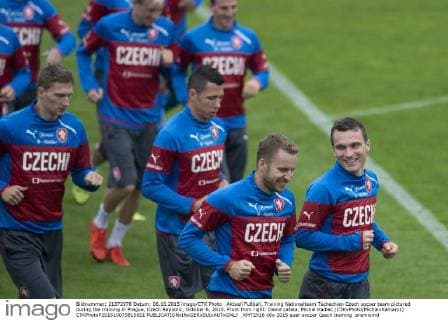 Aktuell Fußball, Training Nationalteam Tschechien Czech soccer team pictured during the training in Prague, Czech Republic, October 6, 2015. Front from right: David Lafata, Michal Kadlec (CTKxPhoto MichalxKamaryt) CTKPhotoP201510070815001  _KMT2916