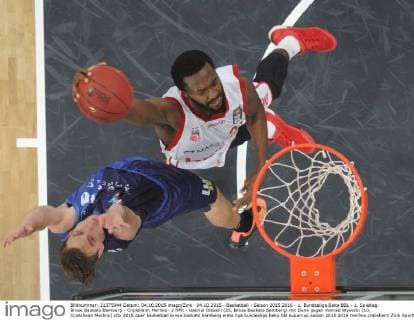 04.10.2015 - Basketball - Saison 2015 2016 - 1. Bundesliga Beko BBL - 1. Spieltag: Brose Baskets Bamberg - Crailsheim Merlins - HMI - Gabriel Olaseni (25, Brose Baskets Bamberg) mit Dunk gegen Konrad Wysocki (10, Crailsheim Merlins)