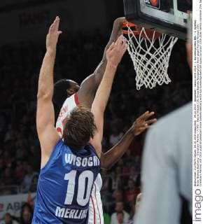 04.10.2015 - Basketball - Saison 2015 2016 - 1. Bundesliga Beko BBL - 1. Spieltag: Brose Baskets Bamberg - Crailsheim Merlins - HMI - Gabriel Olaseni (25, Brose Baskets Bamberg) mit Dunk gegen Konrad Wysocki (10, Crailsheim Merlins)