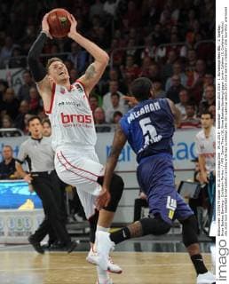 04.10.2015 - Basketball - Saison 2015 2016 - 1. Bundesliga Beko BBL - 1. Spieltag: Brose Baskets Bamberg - Crailsheim Merlins - HMI - Daniel Theis (10, Brose Baskets Bamberg) gegen Jordan Callahan (5, Crailsheim Merlins)
