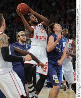 04.10.2015 - Basketball - Saison 2015 2016 - 1. Bundesliga Beko BBL - 1. Spieltag: Brose Baskets Bamberg - Crailsheim Merlins - HMI - Darius Miller (21, Brose Baskets Bamberg) gegen Konrad Wysocki (10, Crailsheim Merlins)