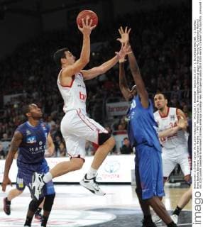 04.10.2015 - Basketball - Saison 2015 2016 - 1. Bundesliga Beko BBL - 1. Spieltag: Brose Baskets Bamberg - Crailsheim Merlins - HMI - Nikolaos Zisis (6, Brose Baskets Bamberg) gegen Patrick Flomo(40, Crailsheim Merlins)