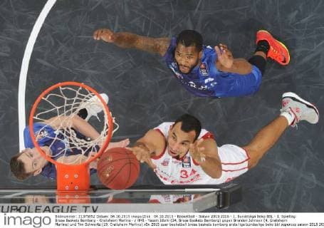 04.10.2015 - Basketball - Saison 2015 2016 - 1. Bundesliga Beko BBL - 1. Spieltag: Brose Baskets Bamberg - Crailsheim Merlins - HMI - Yassin Idbihi (34, Brose Baskets Bamberg) gegen Brandon Johnson (4, Crailsheim Merlins) und Tim Schwartz (19, Crailsheim Merlins)