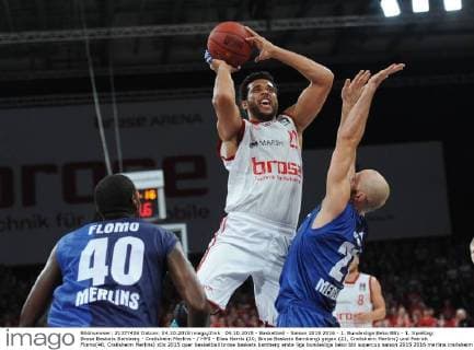04.10.2015 - Basketball - Saison 2015 2016 - 1. Bundesliga Beko BBL - 1. Spieltag: Brose Baskets Bamberg - Crailsheim Merlins - HMI - Elias Harris (20, Brose Baskets Bamberg) gegen (21, Crailsheim Merlins) und Patrick Flomo(40, Crailsheim Merlins)