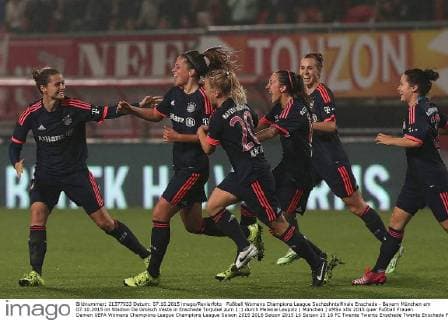 Fußball Womens Champions League Sechzehntelfinale Enschede - Bayern München am 07.10.2015 im Stadion De Grolsch Veste in Enschede Torjubel zum 1:1 durch Melanie Leupolz ( München ) xMSx