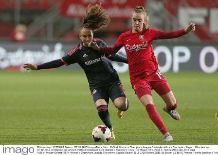 Fußball Womens Champions League Sechzehntelfinale Enschede - Bayern München am 07.10.2015 im Stadion De Grolsch Veste in Enschede Sara Däbritz ( München), links - Jill Roord ( Enschede ), rechts xMSx