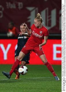 Fußball Womens Champions League Sechzehntelfinale Enschede - Bayern München am 07.10.2015 im Stadion De Grolsch Veste in Enschede Gina Lewandowski ( München), hinten - Danique Kerkdijk ( Enschede ), vorne xMSx