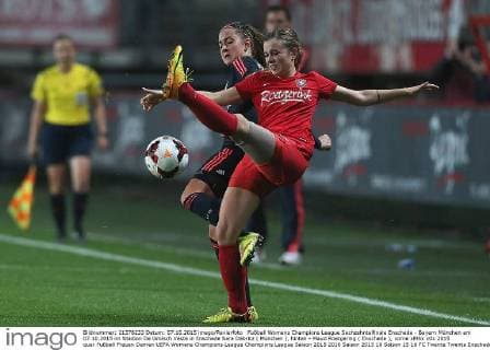 Fußball Womens Champions League Sechzehntelfinale Enschede - Bayern München am 07.10.2015 im Stadion De Grolsch Veste in Enschede Sara Däbritz ( München ), hinten - Maud Roetgering ( Enschede ), vorne xMSx