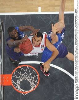 04.10.2015 - Basketball - Saison 2015 2016 - 1. Bundesliga Beko BBL - 1. Spieltag: Brose Baskets Bamberg - Crailsheim Merlins - HMI - Yassin Idbihi (34, Brose Baskets Bamberg) gegen Michael Jost (21, Crailsheim Merlins) und Patrick Flomo(40, Crailsheim Merlins)