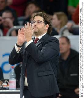 04.10.2015 - Basketball - Saison 2015 2016 - 1. Bundesliga Beko BBL - 1. Spieltag: Brose Baskets Bamberg - Crailsheim Merlins - HMI - Andrea Trinchieri (Trainer Coach Headcoach Brose Baskets Bamberg) klatscht