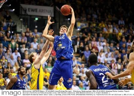 Oldenburg, Niedersachsen, DEU, 07.10.2015, Johannes Richter (rechts, Fraport Skyliners Frankfurt) und Robin Smeulders (links, EWE Baskets Oldenburg). EWE Baskets Oldenburg vs. Fraport Skyliners. 1. Basketball-Bundesliga Saison 2015 2016, 2. Spieltag, grosse EWE Arena. EWE Baskets Oldenburg vs. Fraport Skyliners