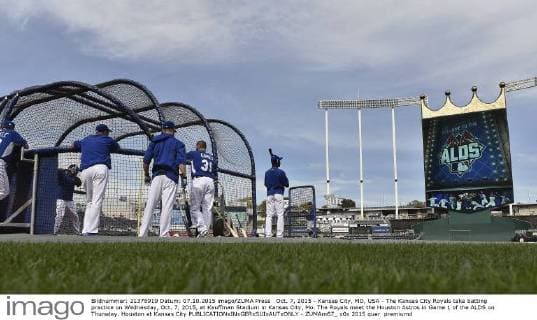 Oct. 7, 2015 - Kansas City, MO, USA - The Kansas City Royals take batting practice on Wednesday, Oct. 7, 2015, at Kauffman Stadium in Kansas City, Mo. The Royals meet the Houston Astros in Game 1 of the ALDS on Thursday. Houston at Kansas City - ZUMAm67_