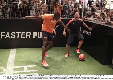 Aktuell Leichtathletik, Usain Bolt bei Puma-Promotiontermin in Mexiko Oct. 7, 2015 - Mexico - D07101510. JPG.MÃ‰XICO, D.F. Athletics Atletismo-Usain Bolt.- El atleta jamaiquino Usain Bolt y el delantero de las Ãguilas del América, Darío Benedetto, juegan al futbol el miércoles 7 de octubre de 2015. El encuentro, narrado por el ex jugador Luis García, forma parte de una campaña promocional que el velocista caribeño presenta en una tienda departamental en Polanco. Foto: Agencia EL UNIVERSAL Usain Bolt Visits Mexico City  - ZUMAu78_