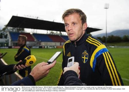 Mikael Antonsson intervjuas av media under en träning med Sveriges fotbollslandslag den 8 oktober 2015 i Vaduz.  Copyright: JOELxMARKLUND BB151008JM003