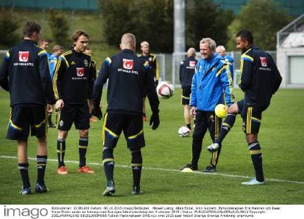 Mikael Lustig, Albin Ekdal, John Guidetti, förbundskapten Erik Hamren och Isaac Kiese Thelin under en träning med Sveriges fotbollslandslag den 8 oktober 2015 i Vaduz.  Copyright: JOELxMARKLUND BB151008JM005