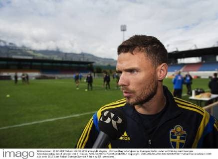 Marcus Berg intervjuas av Sveriges Radio under en träning med Sveriges fotbollslandslag den 8 oktober 2015 i Vaduz.  Copyright: JOELxMARKLUND BB151008JM007