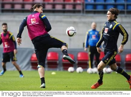 Zlatan Ibrahimovic och Albin Ekdal under en träning med Sveriges fotbollslandslag den 8 oktober 2015 i Vaduz.  Copyright: JOELxMARKLUND BB151008JM012